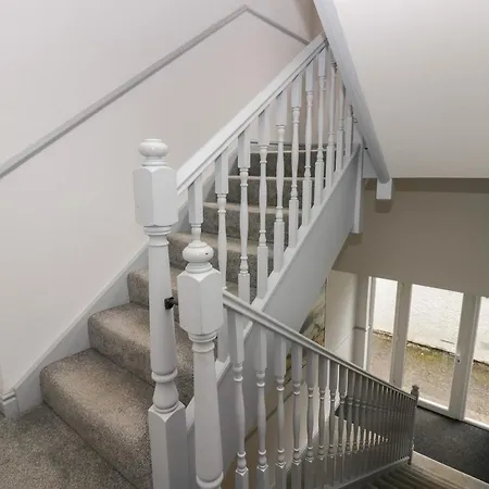 4 Apartment *